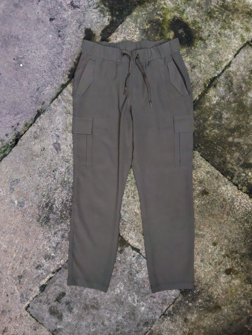LULULEMON READY SET CARGO PANTS (Category: Activewear) located in Talisay. Submitted by nooooooooooooooooy (Listing ID 1469173344, Image 3). Description: LULULEMON READY SET CARGO PANTS DOT 6 WAIST 28 TO 31 LENGTH 36 EXCELLENT NO FLAWS, NEED WASH PM💌💌.