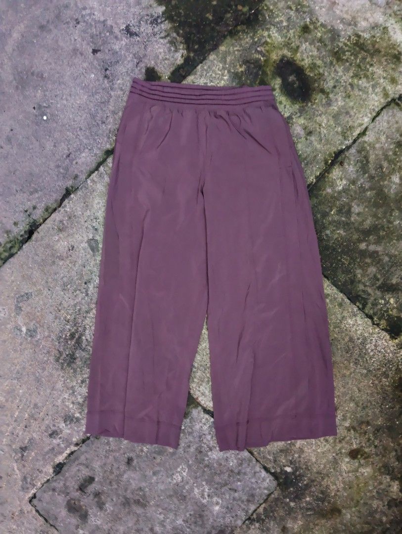 LULULEMON WANDERER CULLOTE (Category: Activewear) located in Talisay. Submitted by nooooooooooooooooy (Listing ID 1469173644, Image 3). Description: LULULEMON WANDERER CULLOTE DOT 8 WAIST 28 TO 32 LENGTH 34 EXCELLENT NO FLAWS, NEED WASH PM💌💌.
