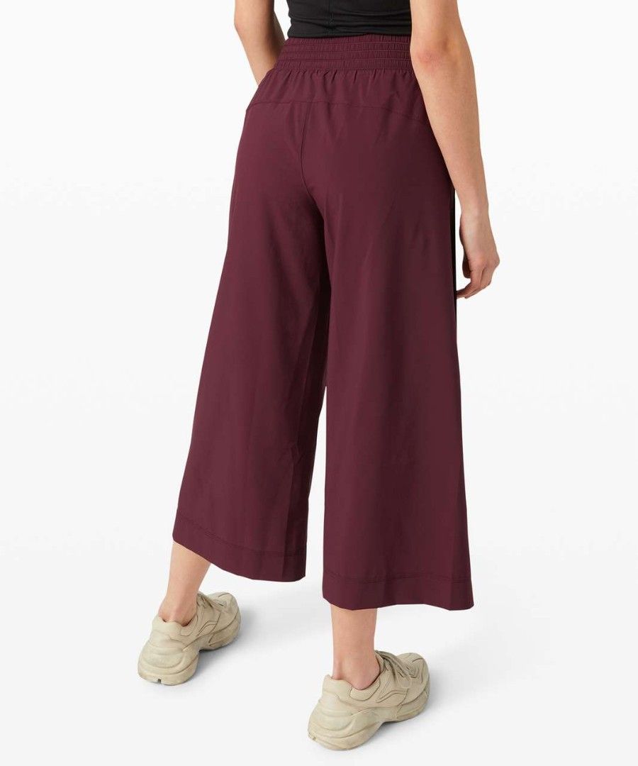 LULULEMON WANDERER CULLOTE (Category: Activewear) located in Talisay. Submitted by nooooooooooooooooy (Listing ID 1469173644, Image 2). Description: LULULEMON WANDERER CULLOTE DOT 8 WAIST 28 TO 32 LENGTH 34 EXCELLENT NO FLAWS, NEED WASH PM💌💌.