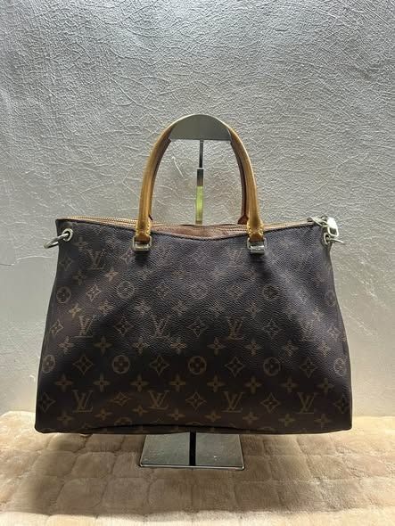 LV MONOGRAM HANDBAG (Category: Shoulder Bags) located in Caloocan City. Submitted by j3ngsanity (Listing ID 1469304134, Image 1). Description: ISSUE : MISSING SLING / LEATHER CRACKS / SIGN OF USAGE / WHITE STAIN SA ISANG CORNER CODED.