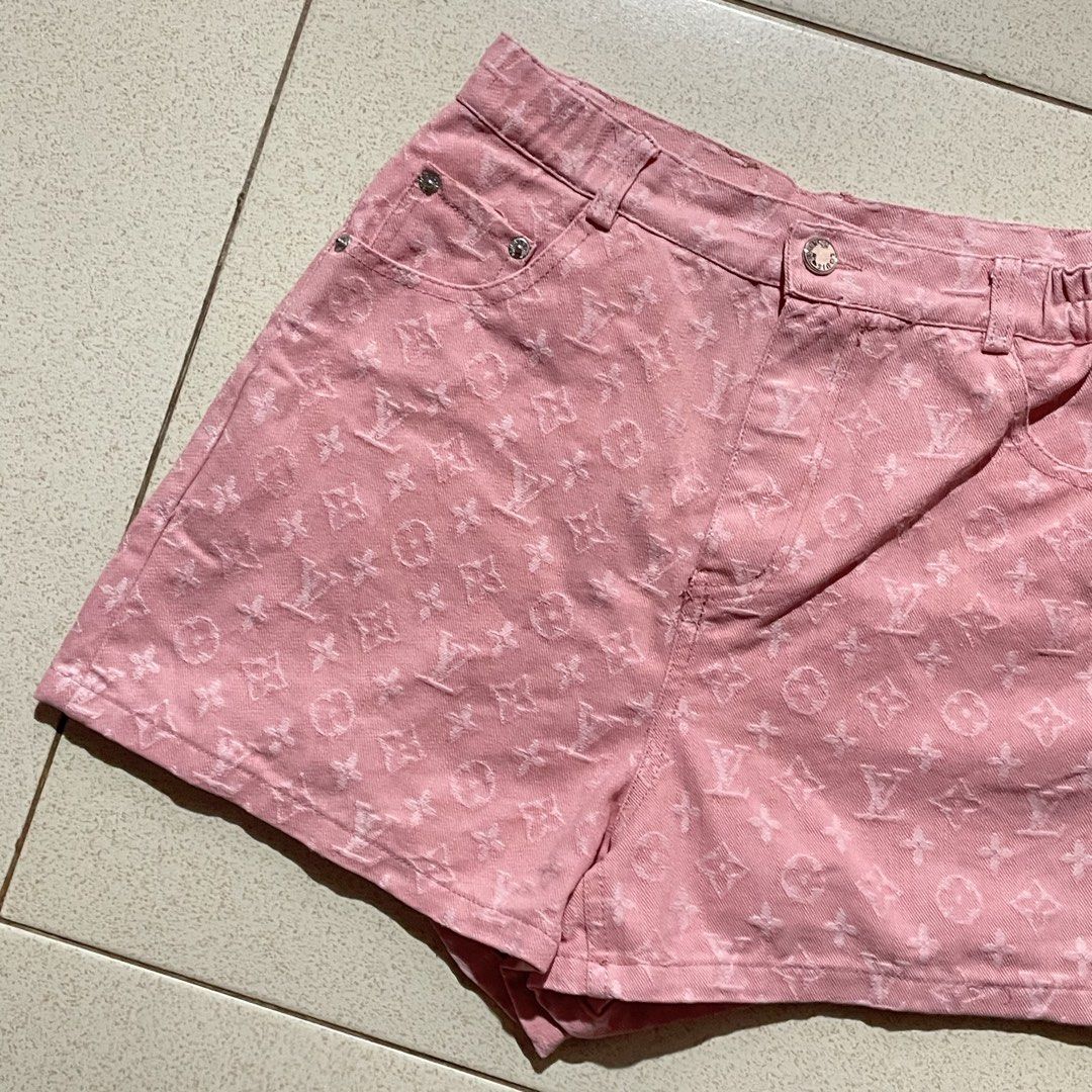 LV Pink Monogram Hghwstd Shorts (Category: Shorts) located in Manila. Submitted by a_iee (Listing ID 1469376929, Image 2). Description: Waist: 28 Length: 15 inchs Issue: Minimal Bleach Stain Condition: Excellent ✨ MODE OF PAYMENT: Gcsh, Mrbnk, Gtym 📍Pasig City Dm for more info.