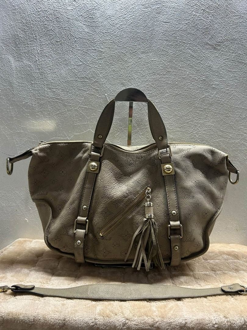 LV SHOULDER HOBO BAG (Category: Shoulder Bags) located in Caloocan City. Submitted by j3ngsanity (Listing ID 1469314333, Image 1). Description: ISSUE : 1 LOOSE STITCH / LEATHER SCRATCHES / NEED CLEANING NO CODE.