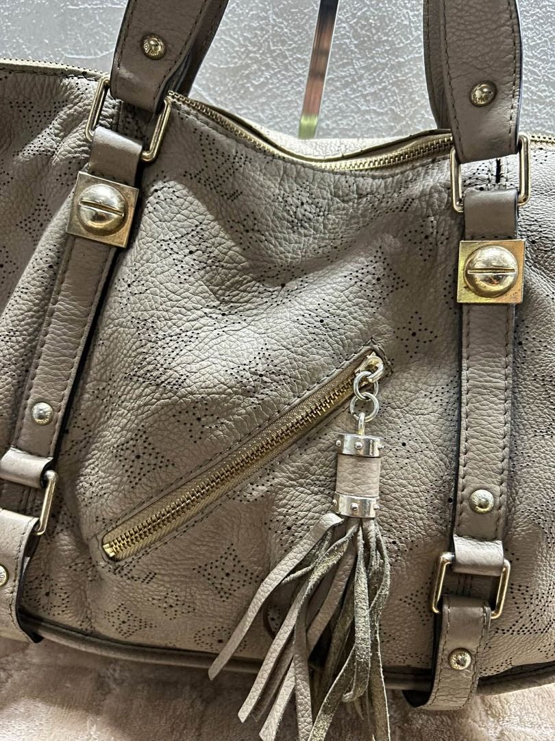 LV SHOULDER HOBO BAG (Category: Shoulder Bags) located in Caloocan City. Submitted by j3ngsanity (Listing ID 1469314333, Image 2). Description: ISSUE : 1 LOOSE STITCH / LEATHER SCRATCHES / NEED CLEANING NO CODE.
