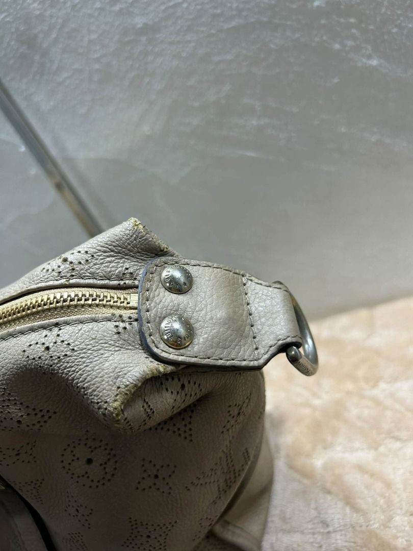 LV SHOULDER HOBO BAG (Category: Shoulder Bags) located in Caloocan City. Submitted by j3ngsanity (Listing ID 1469314333, Image 3). Description: ISSUE : 1 LOOSE STITCH / LEATHER SCRATCHES / NEED CLEANING NO CODE.