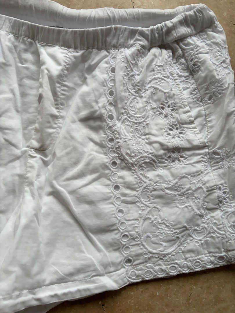 Madewell Embroidered Eyelet Pull-On Shorts: White (Category: Shorts) located in Quezon City. Submitted by tidyup.lara (Listing ID 1469392848, Image 2). Description: Size: S Waist 31” Length 13” Condition 8/10: used but in good condition.