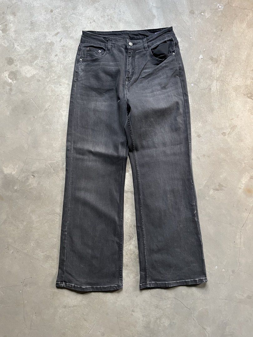 Maison Margela wide leg pants(OFF) (Category: Jeans) located in Cabuyao City. Submitted by jam_mandilag (Listing ID 1469333704, Image 2). Description: Tag: - Waistline: 30-31 Length: 41 LegHole: 11 Color Rate:9/10 Condition: 9/10 Issue: none Mode of payment: Gcash Mode of shipping: J&T and lalamove For more information kindly click the “send message button” and other details of the item. Location: cabuyao laguna ————————————————————————— NOTE: -R