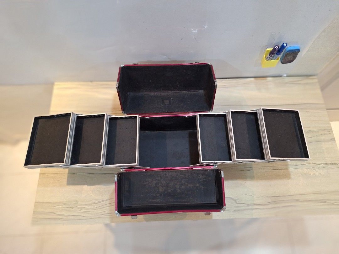 Makeup case (Category: Accessory holder, box & organizers) located in Singapore. Submitted by hibiscusmy (Listing ID 1469239501, Image 6). Description: Makeup case. Length 33cm. width20cm. height 28cm..