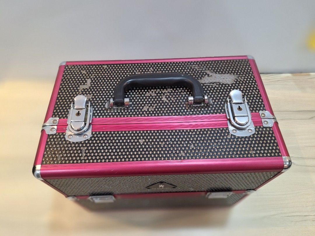 Makeup case (Category: Accessory holder, box & organizers) located in Singapore. Submitted by hibiscusmy (Listing ID 1469239501, Image 2). Description: Makeup case. Length 33cm. width20cm. height 28cm..