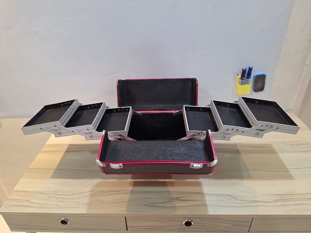 Makeup case (Category: Accessory holder, box & organizers) located in Singapore. Submitted by hibiscusmy (Listing ID 1469239501, Image 5). Description: Makeup case. Length 33cm. width20cm. height 28cm..