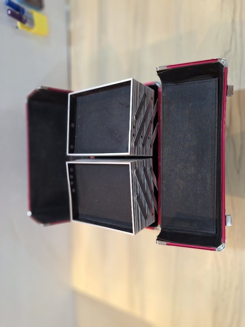 Makeup case (Category: Accessory holder, box & organizers) located in Singapore. Submitted by hibiscusmy (Listing ID 1469239501, Image 4). Description: Makeup case. Length 33cm. width20cm. height 28cm..