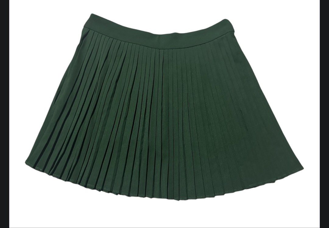 Malbon golf micro pleats skort size medium (Category: Activewear) located in Iba. Submitted by xooperfindslb (Listing ID 1469217262, Image 2). Description: Malbon golf micro pleats skort size medium Waist band size 15 inches when laid flat With inner cycling Color: green Excellent condition No issue.