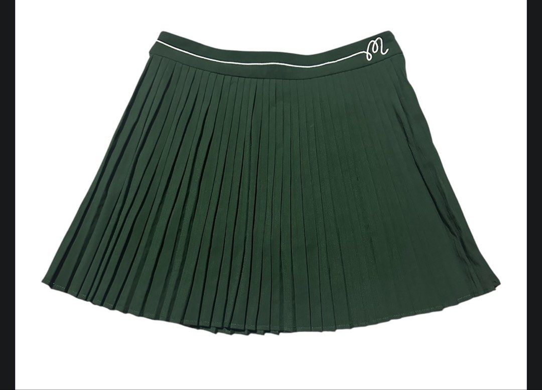 Malbon golf micro pleats skort size medium (Category: Activewear) located in Iba. Submitted by xooperfindslb (Listing ID 1469217262, Image 1). Description: Malbon golf micro pleats skort size medium Waist band size 15 inches when laid flat With inner cycling Color: green Excellent condition No issue.