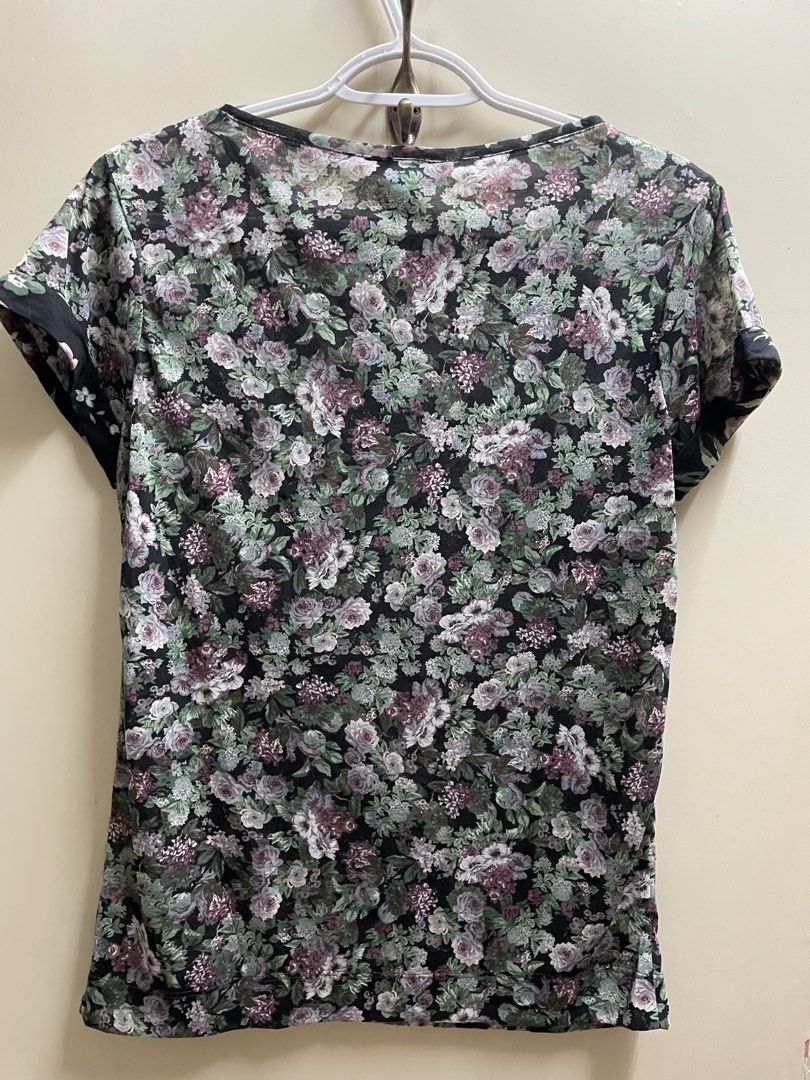 Mango Collection Floral Top (Category: Blouses) located in Manila. Submitted by lazythrifter.ph (Listing ID 1469169721, Image 2). Description: Size: US S Shoulder: 15.5” Chest: 17” Length: 24”.