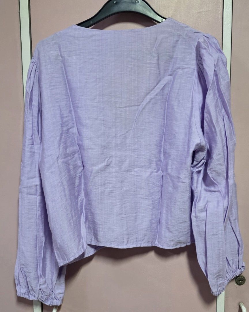 MANGO long sleeve blouse (Category: Blouses) located in Manila. Submitted by esamd (Listing ID 1469317915, Image 2). Description: MANGO Size: Medium Solid puff-sleeves cropped top in lavender.