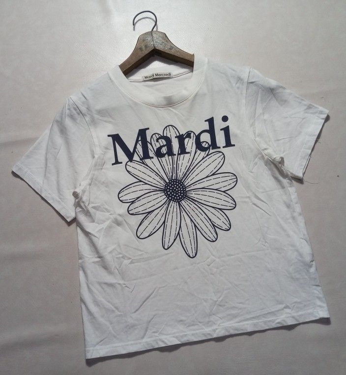 Mardi Mercredi Flower Graphic Womens Tee Authentic (Category: Shirts) located in Urdaneta. Submitted by josephragontonjr95 (Listing ID 1469196311, Image 2). Description: - Mardi Mercredi Flower Graphic Womens Tee Authentic - SIZE: One Size - DIMENSIONS ⬇️ ⬇️ ⬇️ - WIDTH: 16.5-22 - LENGTH: 20 - COLOR RATE: 9.8/10 - ISSUES/FLAWS: NONE - CONDITION: EXCELLENT - Features signature dark blue 'Mardi' typography and large floral graphic on chest - Classic
