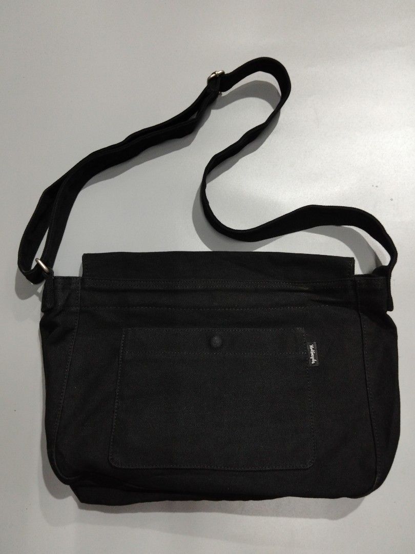 MARK GONZALES SLING BAG (Category: Sling Bags) located in Bacolod City. Submitted by hyoohxzx (Listing ID 1469172458, Image 2). Description: MARK GONZALES SLING BAG MEDIUM SIZE EXCELLENT CONDITION.