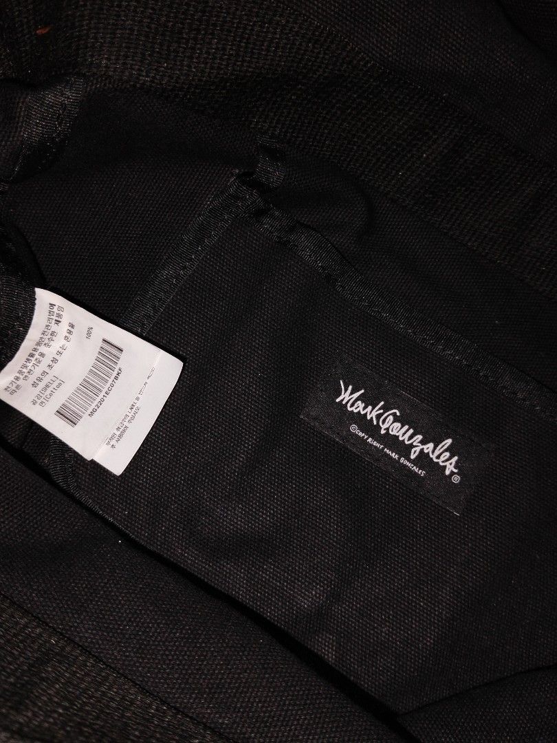 MARK GONZALES SLING BAG (Category: Sling Bags) located in Bacolod City. Submitted by hyoohxzx (Listing ID 1469172458, Image 3). Description: MARK GONZALES SLING BAG MEDIUM SIZE EXCELLENT CONDITION.
