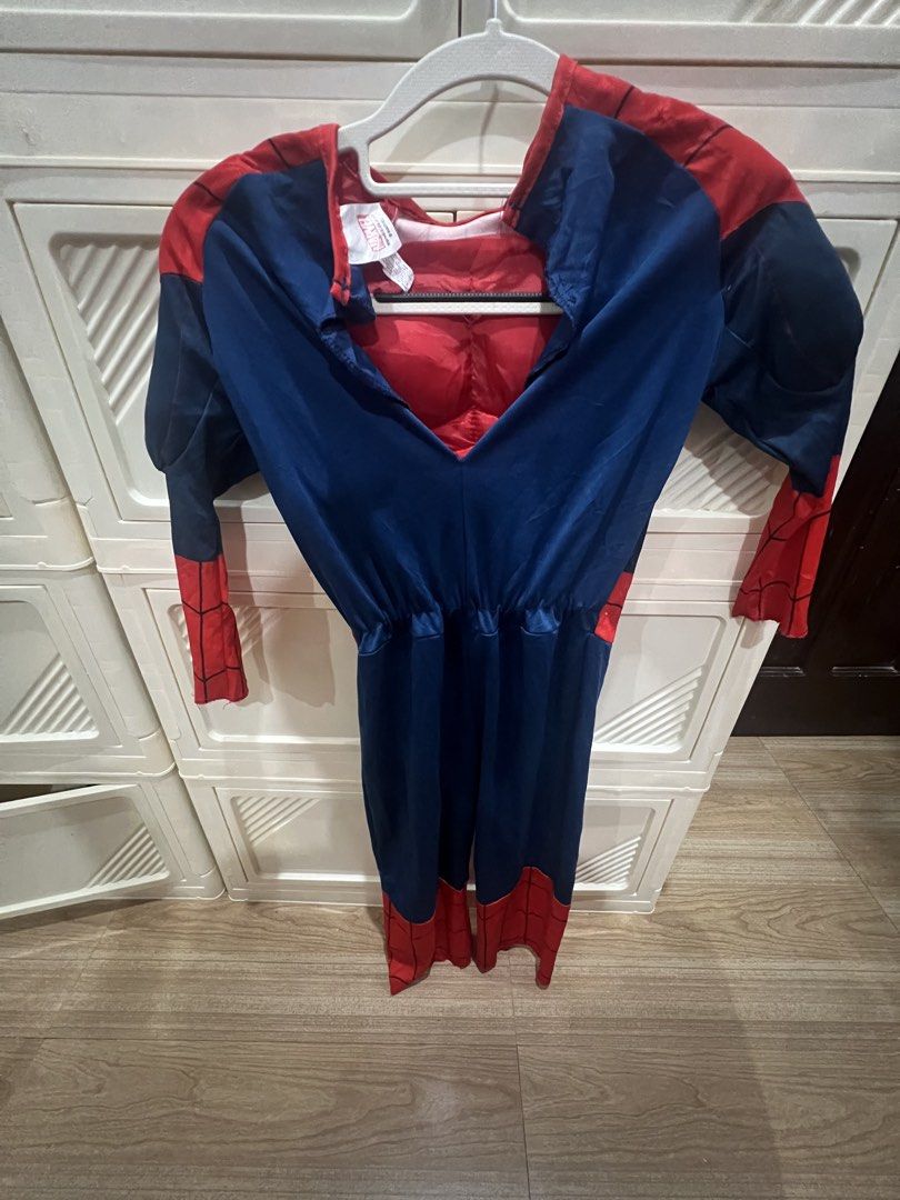 Marvel Spiderman Muscle Costume (Category: Babies & Kids Fashion) located in Manila. Submitted by reloved.finds (Listing ID 1469335529, Image 2). Description: - Official Marvel Spider-Man costume with tag near the collar - Classic red and blue design with built-in muscle chest and arms - Easy-to-use hook and loop fasteners at the back - Ideal for Halloween, costume parties, and roleplay.