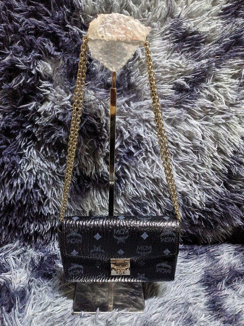 MCM twoway bag otentik (Category: Luxury Bags & Wallets) located in Iloilo. Submitted by luxury.ilo1984 (Listing ID 1469268480, Image 1). Description: Almost new condition box nalang po kulang small size ito kasya iPhone 18 Guaranted original Two way po ito pwede shoulder bags or crossbody bag Preloved po ito not Ukay Source No inclusion bag only.