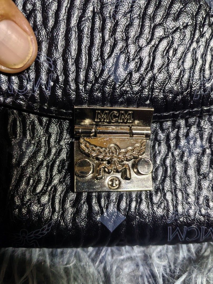 MCM twoway bag otentik (Category: Luxury Bags & Wallets) located in Iloilo. Submitted by luxury.ilo1984 (Listing ID 1469268480, Image 3). Description: Almost new condition box nalang po kulang small size ito kasya iPhone 18 Guaranted original Two way po ito pwede shoulder bags or crossbody bag Preloved po ito not Ukay Source No inclusion bag only.