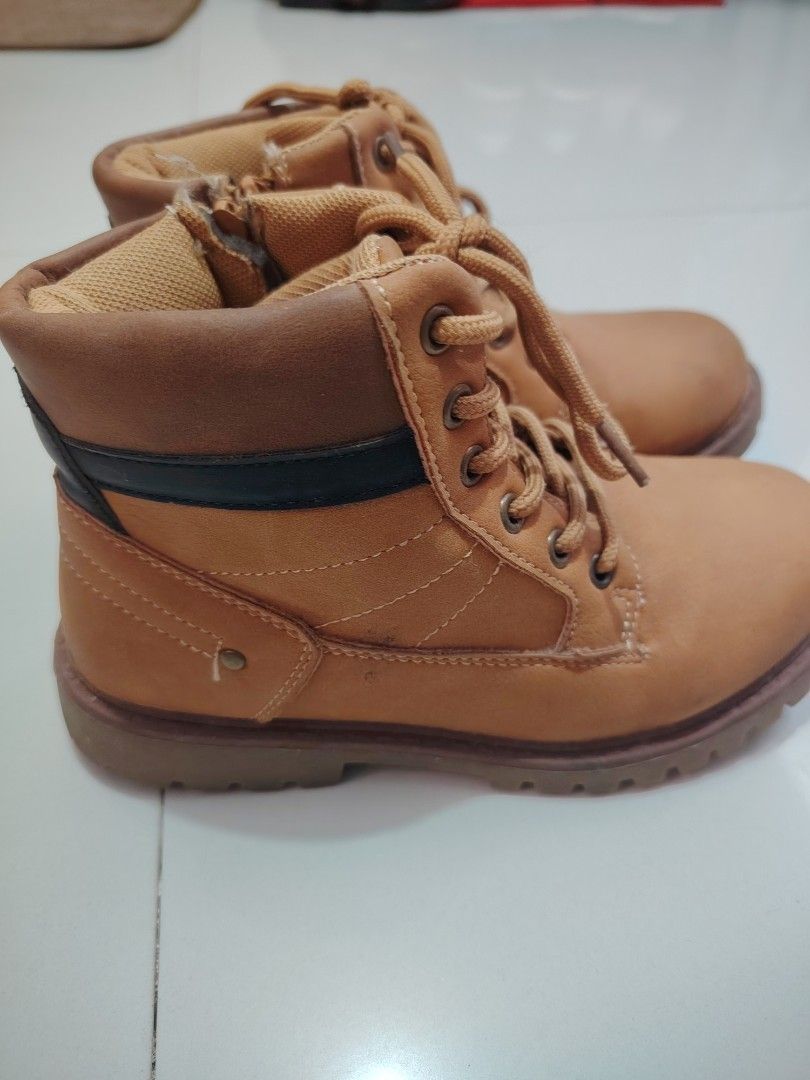 Meet My Feet Brown Boots (Category: Babies & Kids Fashion) located in General Trias. Submitted by janey0930 (Listing ID 1469204912, Image 2). Description: MMF SIZE 34. Used once only.