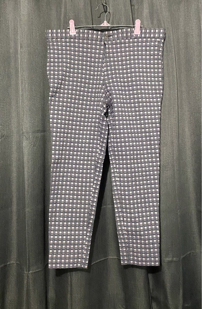 Men’s Plaid Trousers (Category: Trousers) located in Mandaluyong City. Submitted by aiztyle (Listing ID 1469168284, Image 1). Description: Men’s Plaid Trousers Stretchable Fabric Material Measurement: Waist 33”-34” Length 33” Super SALE Php500.00 only.