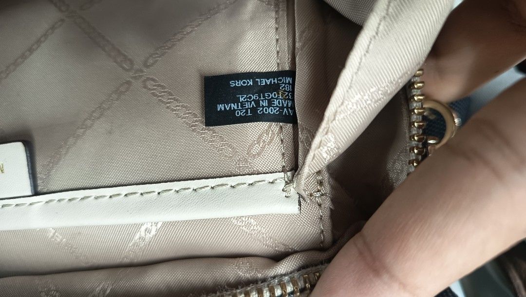 Michael Kors (Category: Luxury Bags & Wallets) located in Tarlac. Submitted by cbmollida267541 (Listing ID 1469279117, Image 3). Description: Must Have 1600 shipped na.