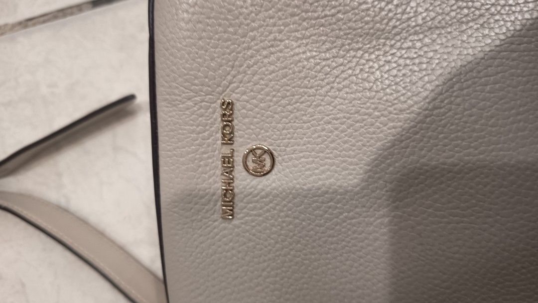 Michael Kors (Category: Luxury Bags & Wallets) located in Tarlac. Submitted by cbmollida267541 (Listing ID 1469279117, Image 2). Description: Must Have 1600 shipped na.