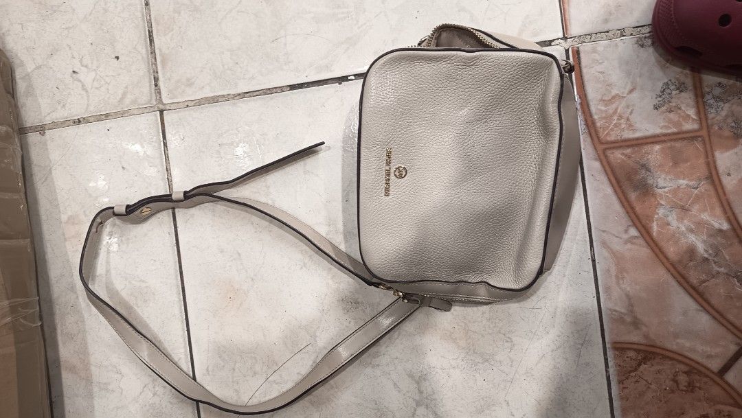 Michael Kors (Category: Luxury Bags & Wallets) located in Tarlac. Submitted by cbmollida267541 (Listing ID 1469279117, Image 1). Description: Must Have 1600 shipped na.