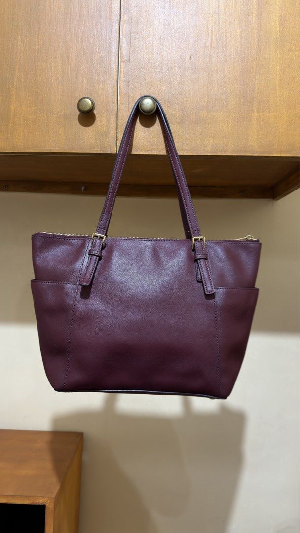 MICHAEL KORS BURGUNDY BAG (Category: Shoulder Bags) located in Manila. Submitted by urban.vintage (Listing ID 1469309635, Image 3). Description: ISSUE: SEE THE PICS FOR ISSUES (NEED WASH) MOP :GCASH (NO COD) SHIP VIA: LALAMOVE & J&T LOCATION: PASIG CITY.