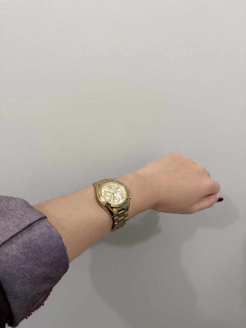 Michael Kors Gold Watch (Original) (Category: Women's Watches) located in Pateros City. Submitted by chlsr. (Listing ID 1469337213, Image 1). Description: Michael Kors 100% original - padala from Canada last 2023 - complete inclusions: box and links - with active battery Rfs: No longer using it; decluttering.