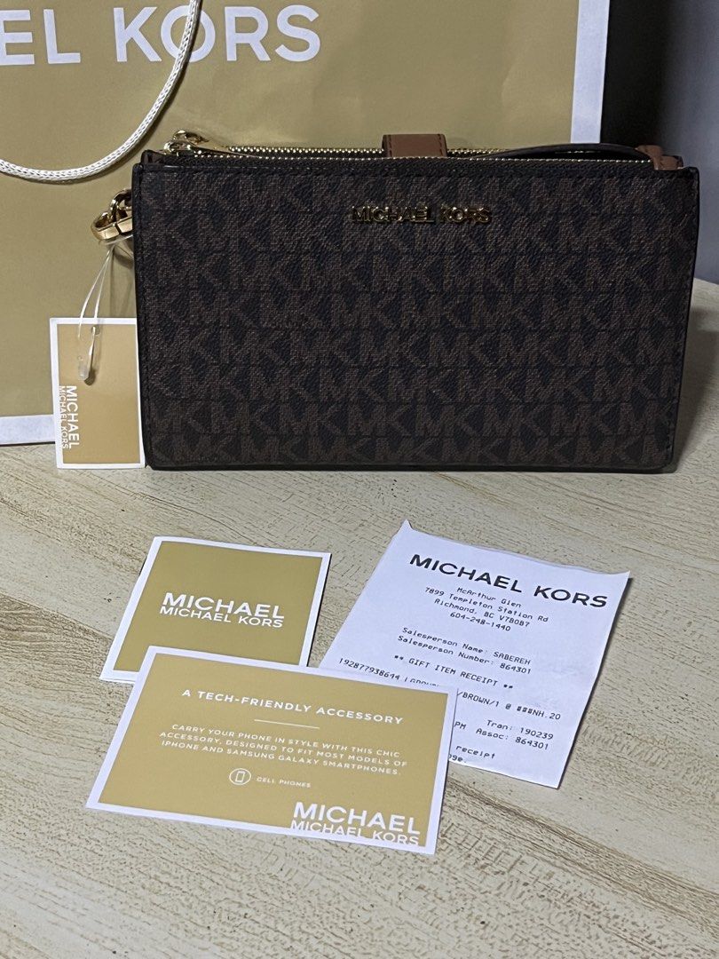 Michael Kors Jet Set Phone Wallet Wristlet (Category: Wallets & Card holders) located in Quezon City. Submitted by azarels (Listing ID 1469304018, Image 2). Description: Brand new MK Fits phone & lots of cards Authentic bought in Canada 🇨🇦 Fixed price 📍Quezon City.