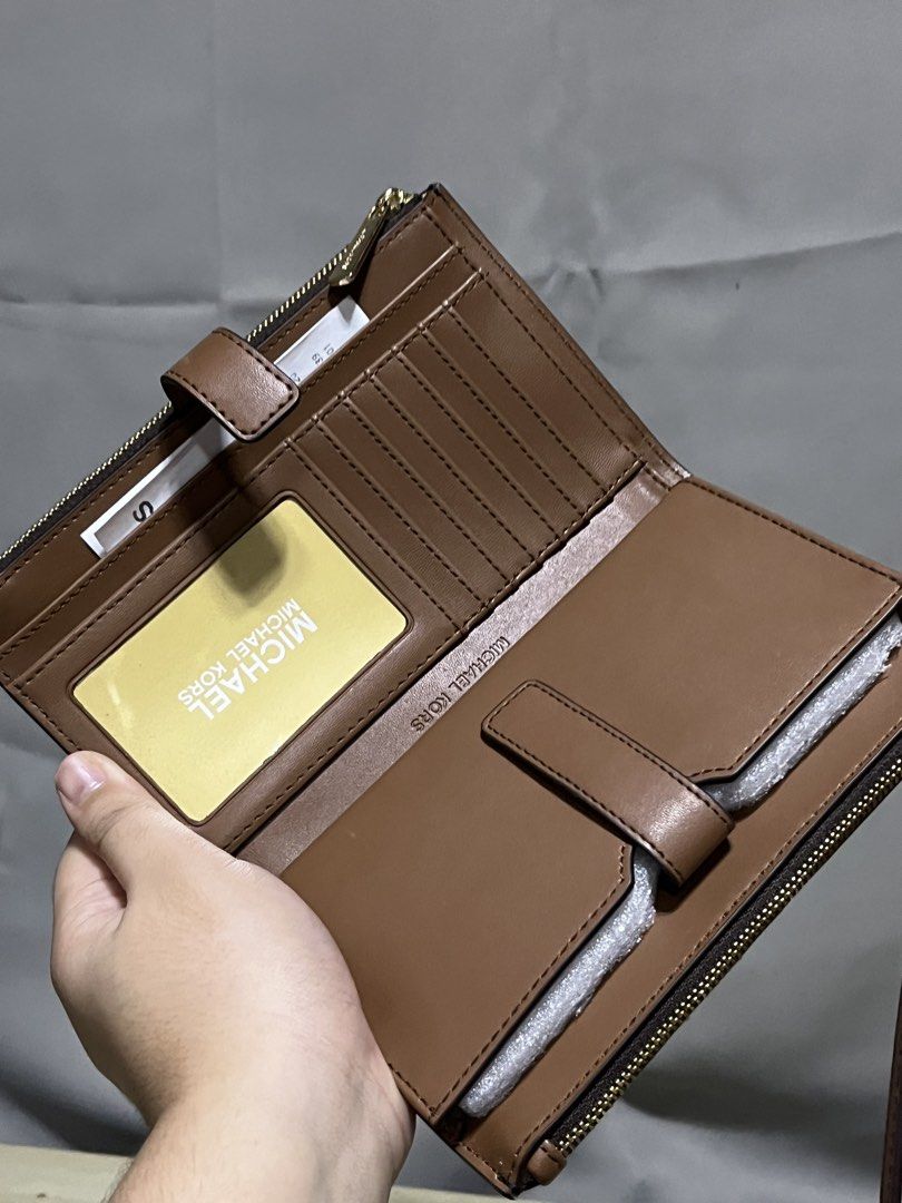 Michael Kors Jet Set Phone Wallet Wristlet (Category: Wallets & Card holders) located in Quezon City. Submitted by azarels (Listing ID 1469304018, Image 3). Description: Brand new MK Fits phone & lots of cards Authentic bought in Canada 🇨🇦 Fixed price 📍Quezon City.