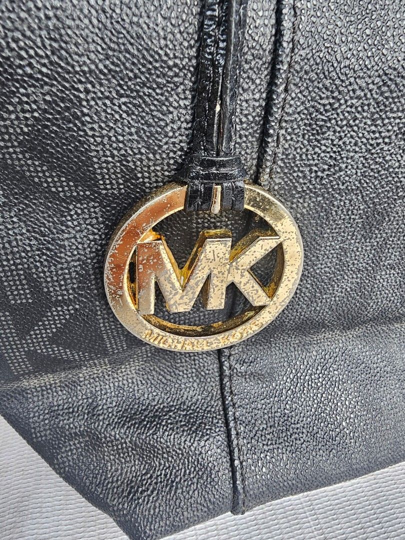 Michael kors jetset tote bag (Category: Tote Bags) located in Manila. Submitted by onlinesmartshopping12 (Listing ID 1469380456, Image 2). Description: Black Michael Kors tote bag. Features a top handle design with a zip closure. Includes exterior pockets and a prominent MK logo. The interior tag indicates it was made in Thailand..
