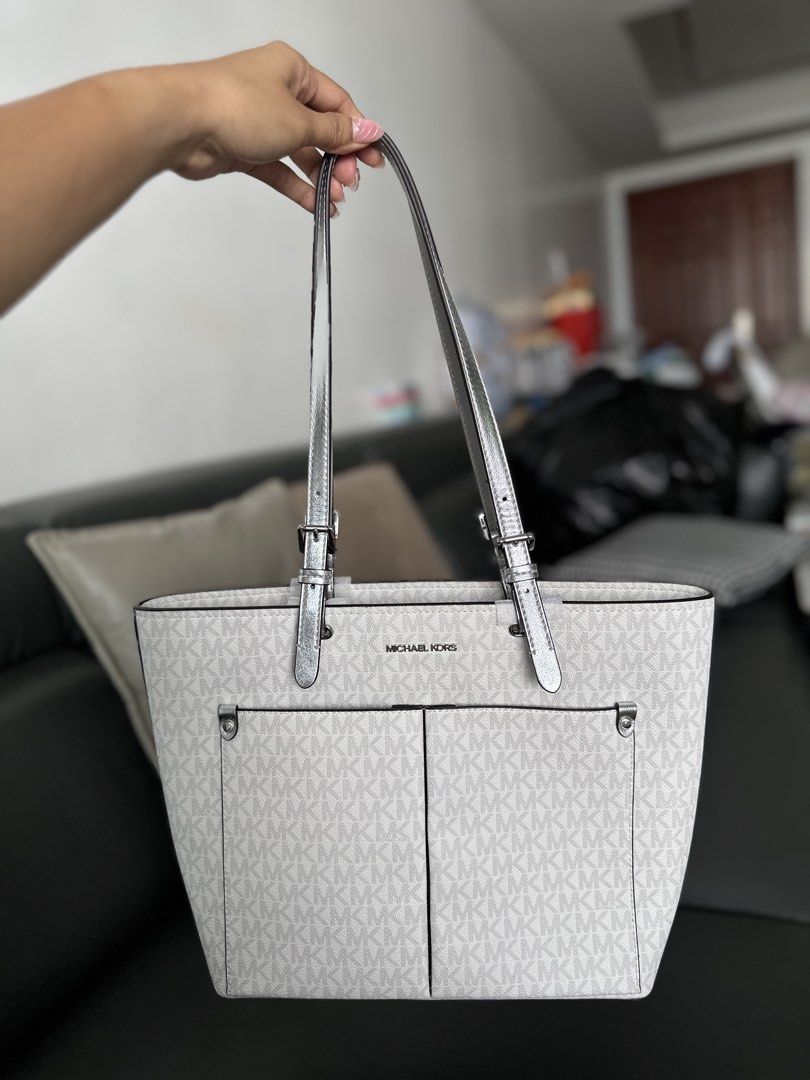 Michael Kors Medium Tote Bag (Category: Tote Bags) located in Manila. Submitted by angc_finds (Listing ID 1469210195, Image 1). Description: US bought Michael Kors Jet Set Tote Bag Guaranteed Original with Tag ₱8,999 📍Marina, Parañaque.