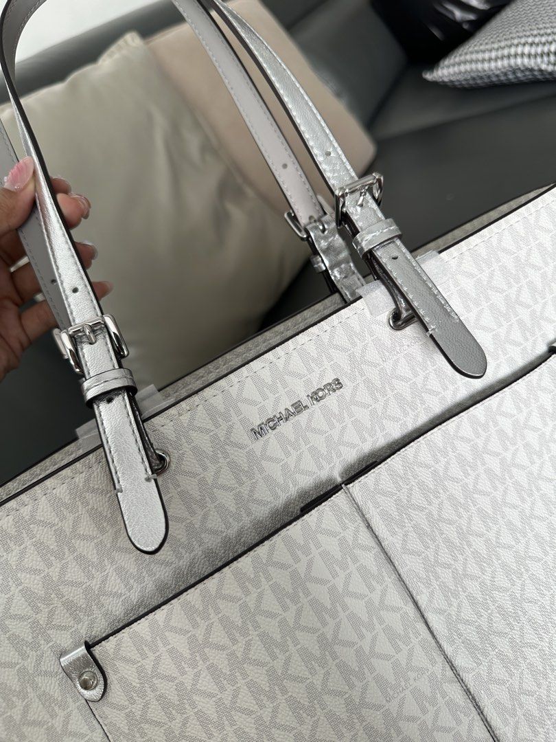 Michael Kors Medium Tote Bag (Category: Tote Bags) located in Manila. Submitted by angc_finds (Listing ID 1469210195, Image 2). Description: US bought Michael Kors Jet Set Tote Bag Guaranteed Original with Tag ₱8,999 📍Marina, Parañaque.