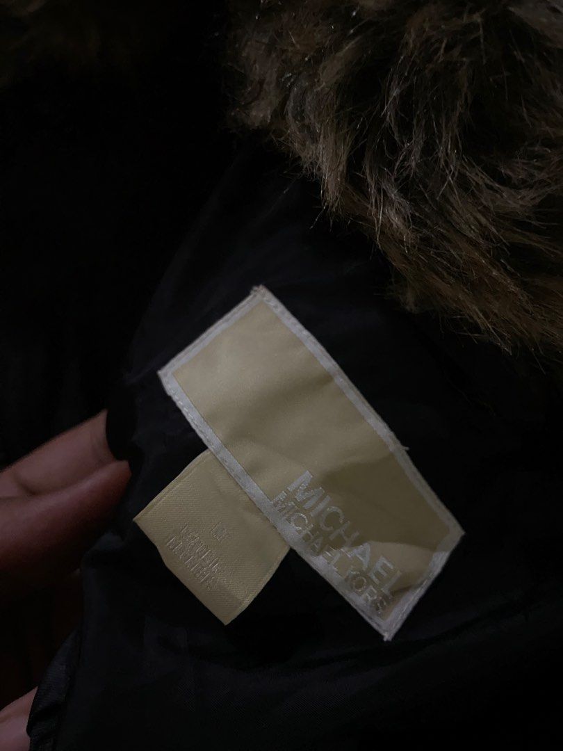 MICHAEL KORS PUFFER JACKET 💎 (Category: Activewear) located in Naga. Submitted by manlangit333 (Listing ID 1469318333, Image 3). Description: 📌Size Medium 📌Likenew condition 📌Removable Fur in hood.