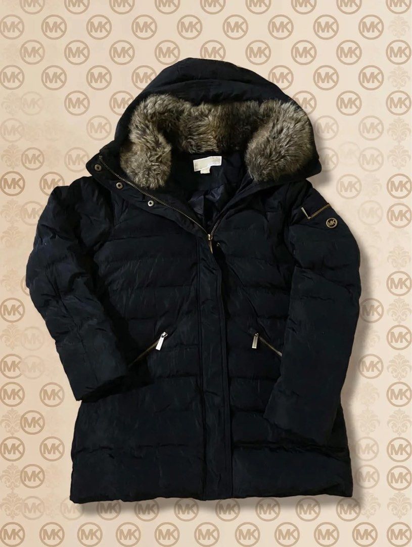MICHAEL KORS PUFFER JACKET 💎 (Category: Activewear) located in Naga. Submitted by manlangit333 (Listing ID 1469318333, Image 1). Description: 📌Size Medium 📌Likenew condition 📌Removable Fur in hood.