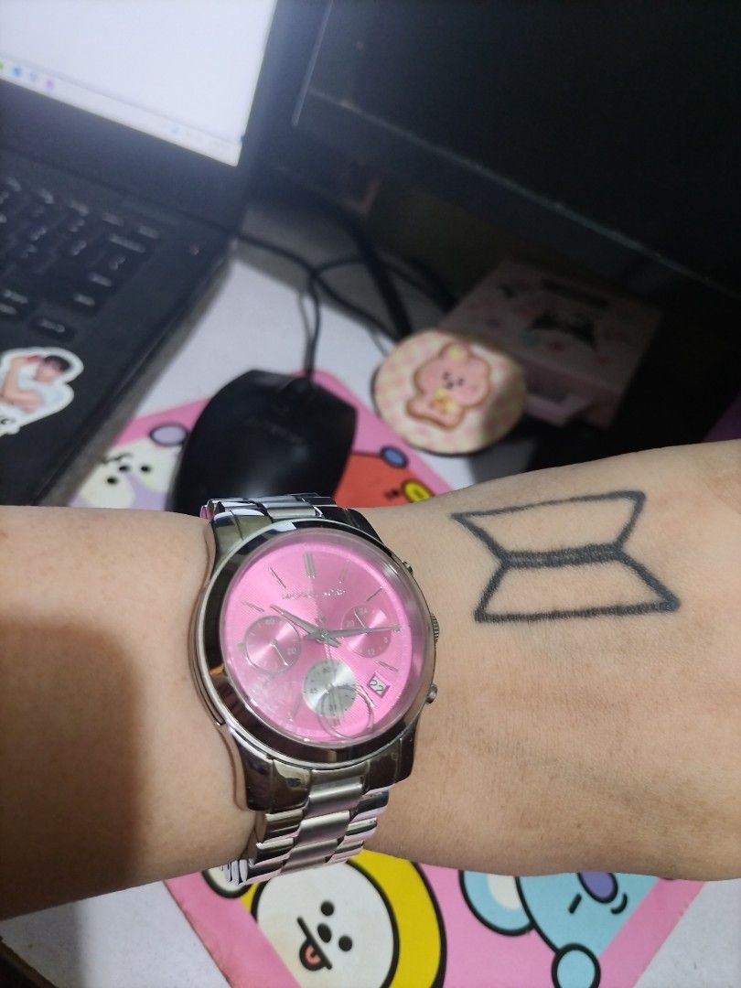 Michael Kors Runway (Model MK6160) (Category: Women's Watches) located in Valenzuela. Submitted by nurzdara28 (Listing ID 1469328260, Image 3). Description: Michael Kors Runway Women's Chronograph Watch (Model MK6160), featuring a silver-tone stainless steel bracelet and a vibrant pink sunray dial. Key Details Brand: Michael Kors Model: MK6160 Case Diameter: 38 mm Case & Band Material: Stainless steel Dial Color: Pink with silver-tone hands and m