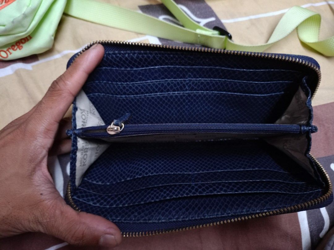 Michael kors wallet (Category: Wallets & Card holders) located in Manila. Submitted by raymund2501 (Listing ID 1469194696, Image 2). Description: for sale mk long wallet urig as is wat u see is wat u get.