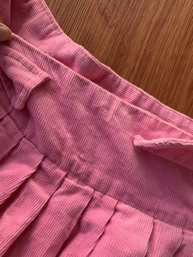 MINI SKIRT / y2k /Low waisted (Category: Skirts) located in Cebu City. Submitted by hiddenlabel (Listing ID 1469392120, Image 3). Description: SIZE 28-29 MID SIZE NO INNER .