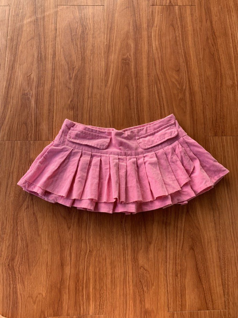 MINI SKIRT / y2k /Low waisted (Category: Skirts) located in Cebu City. Submitted by hiddenlabel (Listing ID 1469392120, Image 1). Description: SIZE 28-29 MID SIZE NO INNER .