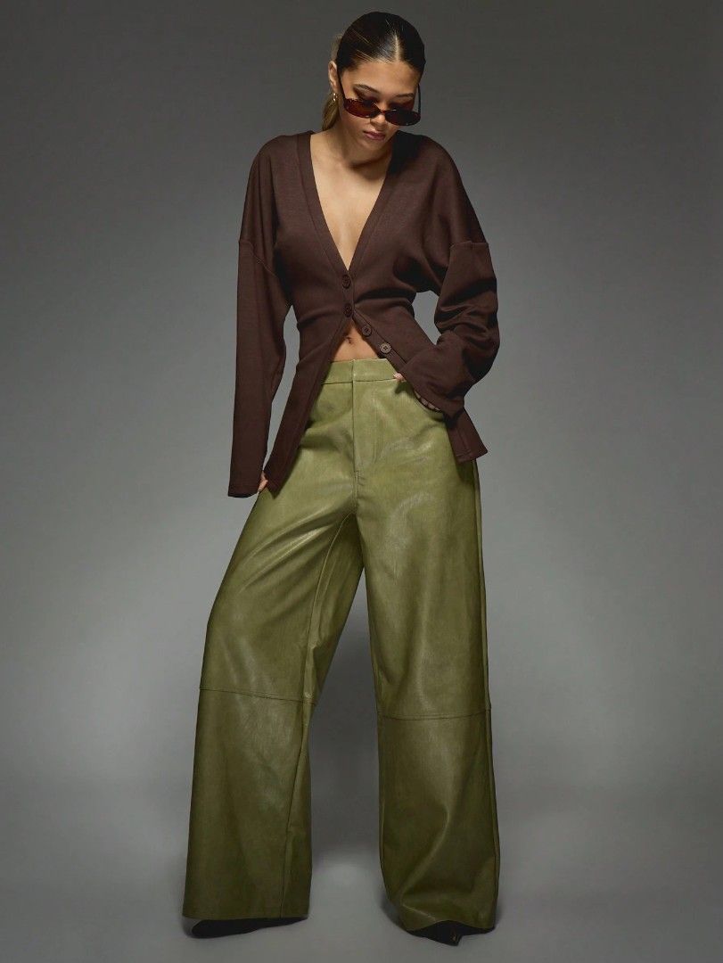 Missguided Vneck Long sleeve (Category: Longsleeves) located in Bacoor. Submitted by declutterbyb_69 (Listing ID 1469312423, Image 3). Description: .