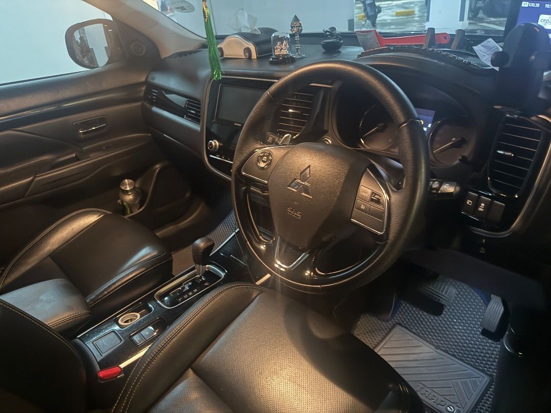 Mitsubishi Outlander 2.0 CVT Classic 7-Seater (A) (Category: Used Cars) located in Singapore. Submitted by goldenbear_72 (Listing ID 1469205755, Image 1). Description: Ad details on SGCarMart - ✨ Vehicle Details Model: Mitsubishi Outlander 2.0 Mileage: Approximately 105,500 km Condition: Well maintained Feature: 360° camera Spacious and practical SUV for family use 360° camera for easier parking and manoeuvring Comfortable for daily commuting and