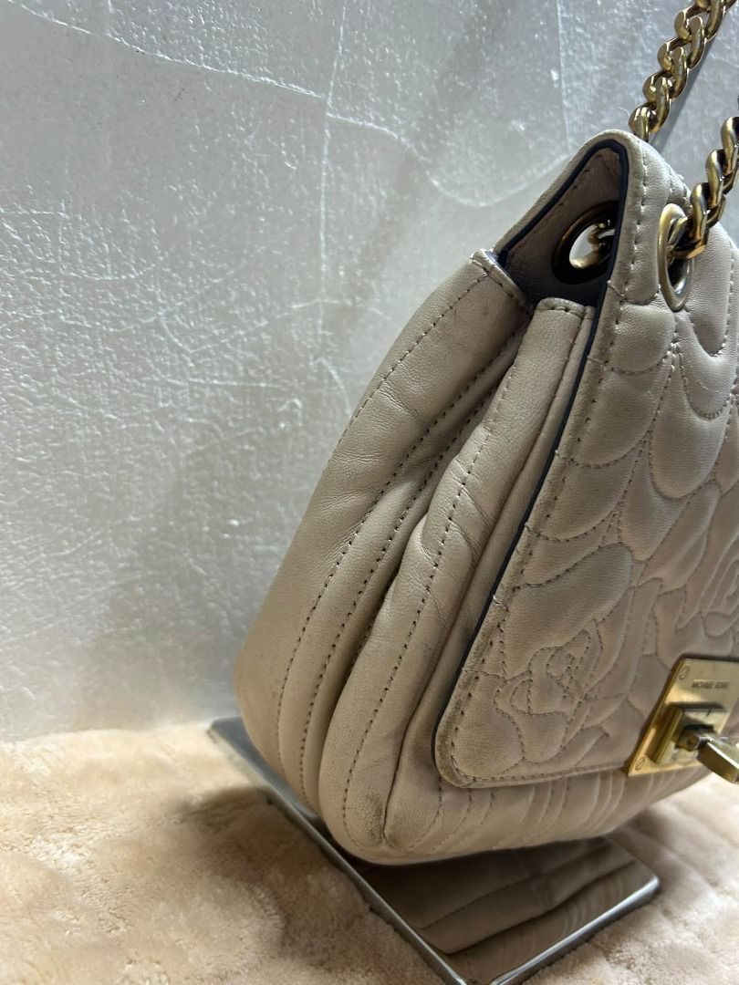 MK 2WAY BAG (Category: Cross-body Bags) located in Caloocan City. Submitted by j3ngsanity (Listing ID 1469318660, Image 3). Description: ISSUE : LEATHER SCRATCHES / FADING HARDWARE.