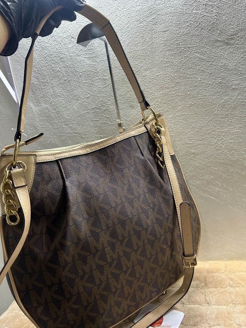 MK HAND BAG WITH SLING (Category: Shoulder Bags) located in Caloocan City. Submitted by j3ngsanity (Listing ID 1469288518, Image 3). Description: ISSUE : MIN LEATHER SCRATCH / MEJO MAHIRAP SARA AT BUKSAN YUNG BANDANG DULO NG ZIPPER AS NEW.