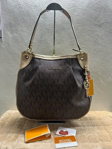 MK HAND BAG WITH SLING (Category: Shoulder Bags) located in Caloocan City. Submitted by j3ngsanity (Listing ID 1469288518, Image 1). Description: ISSUE : MIN LEATHER SCRATCH / MEJO MAHIRAP SARA AT BUKSAN YUNG BANDANG DULO NG ZIPPER AS NEW.