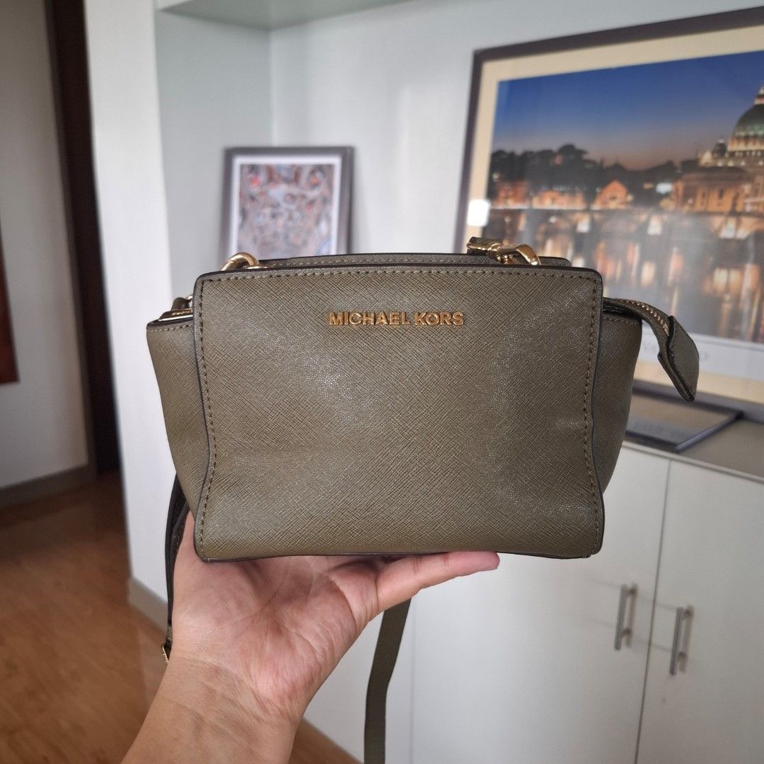 Michael Kors Selma Mini Sling Bag (Free SF) (Category: Luxury Bags & Wallets) located in Baguio. Submitted by bycharmaebuys (Listing ID 1469222152, Image 2). Description: Michael Kors Selma Mini Guaranteed Authentic 💯 ‼️ SALE PRICE: 750.00, FREE SHIPPING NATIONWIDE‼️ First to pay basis Small Size, Top Zip, cross-body bag Dimension: 9 x 5 x 2.5 (Inches) Saffiano Leather Material Olive green color w/ gold hardware With 3 card slots YKK Zip, etiket