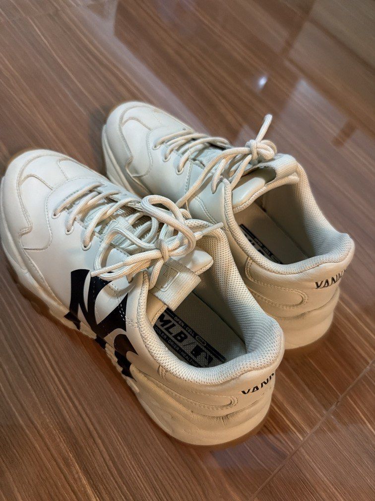 MLB YANKEES (Category: Sneakers) located in Quezon City. Submitted by bloompicks (Listing ID 1469313481, Image 2). Description: Used 2-3x only. Super comfy. I use this for long walks overseas. Sizing is different. This will fit a women’s US9.