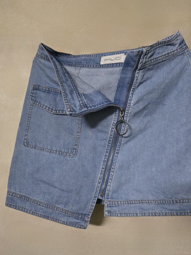 MLC Zip-Up Denim Skirt (Category: Skirts) located in Navotas City. Submitted by leonelle.ven (Listing ID 1469176435, Image 2). Description: BRAND: MCL Guaranteed Quality 💯 In Excellent Condition 💯 Unique denim skirg with zip-up design. Detachable din po zipper ng skirt so it's easy to wear. No damage/ any issue. Payment via GCash and delivery via lalamove or J&T. Delivery fee will be shouldered by buyer. No COD and no other platform co. PM for 